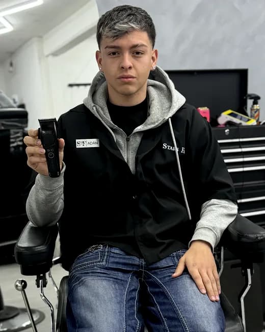 Adán, barbero